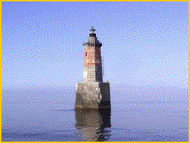 Le phare des Birvideaux en pleine mer au nord de Belle-Ile, Bretagne 